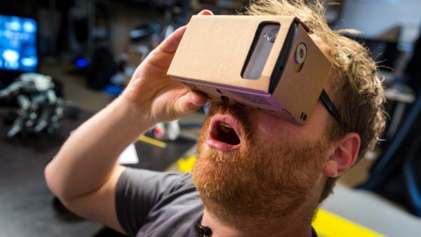 Google cardboard, democratizar la realidad virtual. Ve la TED Talk de Chris Milk sobre Realidad Virtual.